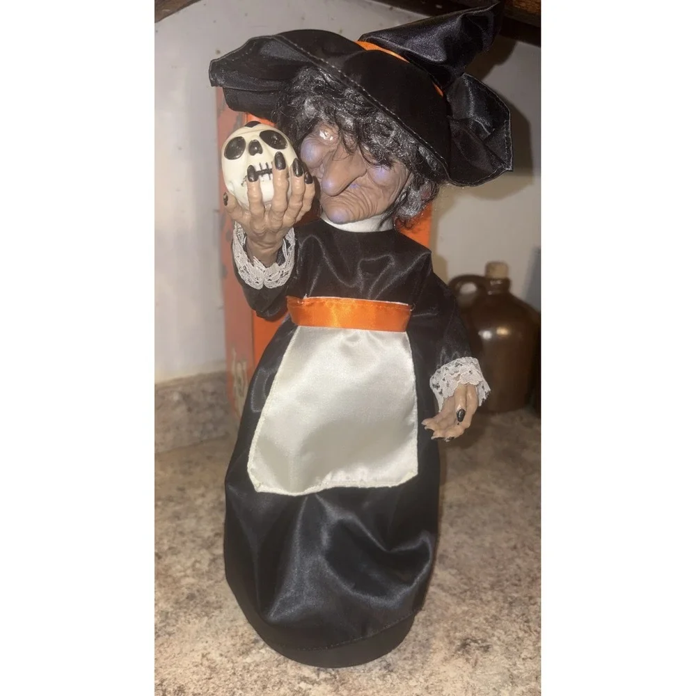 Vintage 80s Halloween Witch w/ Skull 15